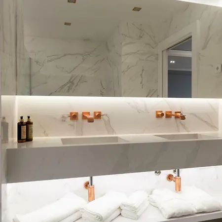 Azor Apartment *