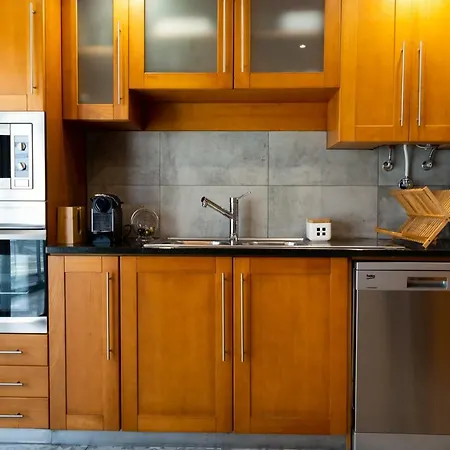 Azor Apartment *